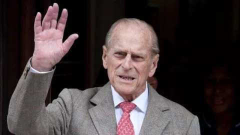 Príncipe Felipe, esposo de la reina Isabell II, fue hospitalizado por prevención
