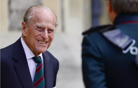 Príncipe Felipe, esposo de la reina Isabell II, continuará hospitalizado por unos días más