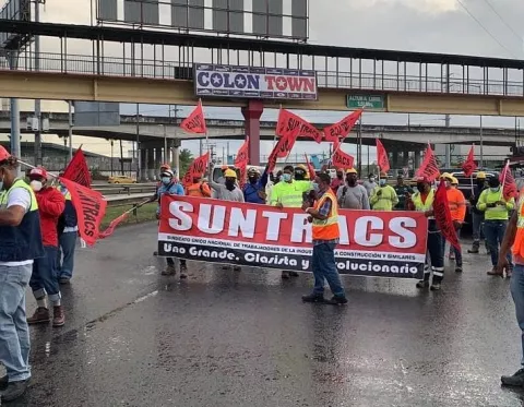 Extrabajadores portuarios, operarios de carga y miembros del Suntracs protestan en las calles de Colón 