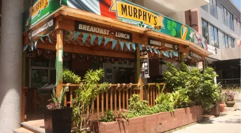 Restaurantes reabren sus puertas tras un mes de cierre y millones en pérdidas a causa de la pandemia