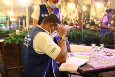 Minsa cita a comensales, personas haciendo deporte de contacto y dueños de locales con carnet de dudosa procedencia 