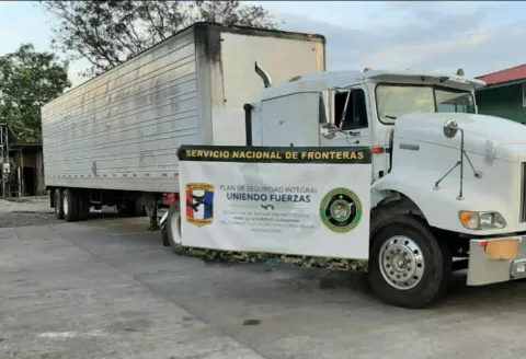 Senafront retiene camión en Paso Canoas que tenía doble fondo para trasiego de sustancias ilícitas 