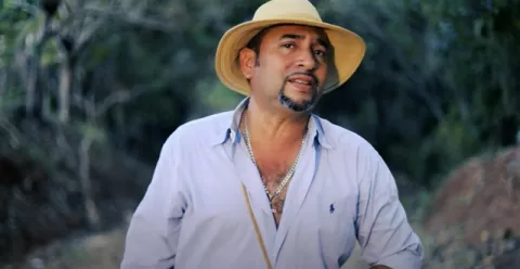 Tavo Flores estrena el video oficial del tema 'La escuela de la vida'