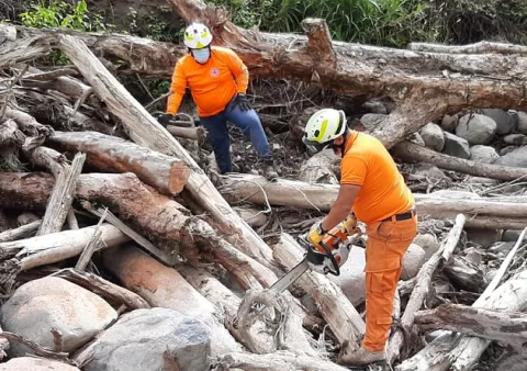 MiAmbiente identifica y procede a limpiar 13 puntos vulnerables en ríos y quebradas de Tierras Altas y Renacimiento