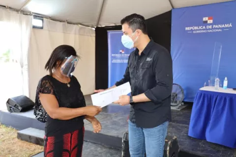 BHN entrega escrituras públicas a 239 moradores de Villa Mireya, beneficiando a unas 1,075 personas