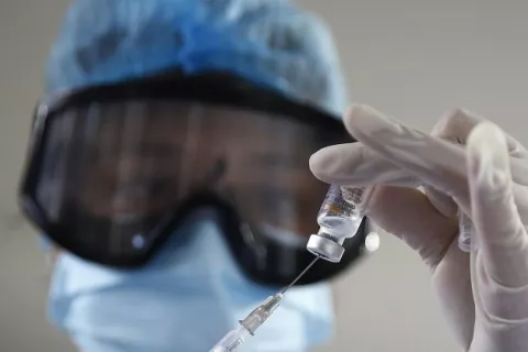 Muertes diarias por covid-19 en el mundo registran la cifra más baja en cuatro meses