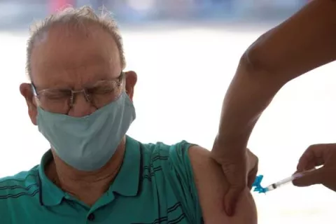Vacuna de AstraZeneca tiene un "gran impacto" en reducir la transmisión de la covid-19
