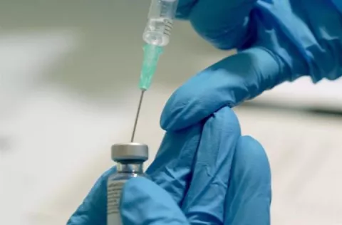 Pfizer probará una tercera dosis para proteger contra variantes de la covid-19