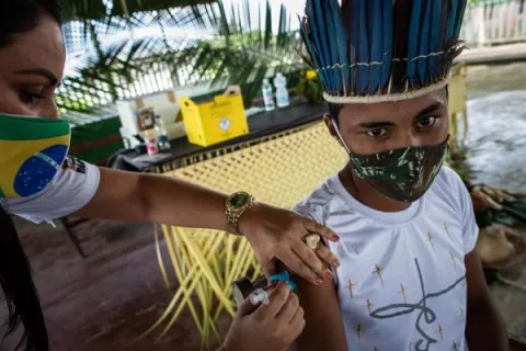 La odisea a contrarreloj de vacunar a los indígenas en la Amazonía brasileña