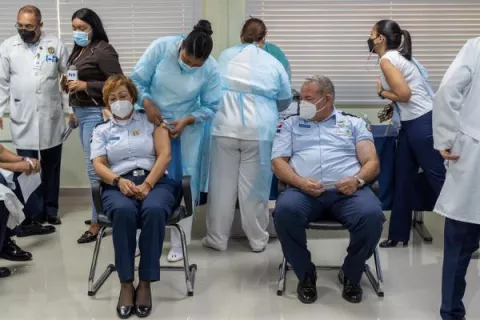 Vacunación contra la covid-19 avanza lentamente en los países de la región del Caribe