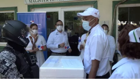 Región Metropolitana de Salud recibe más de 800 dosis de vacuna contra la covid-19 para su personal