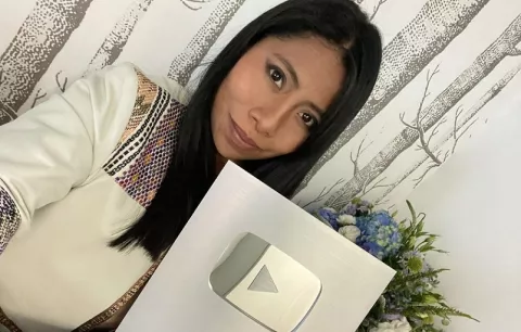 Yalitza Aparicio recibe placa de 100 mil suscriptores de YouTube: 'Mil gracias a todos por seguirme en mi canal'