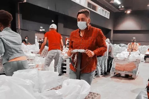 Yedgar Carolina estuvo colaborando en el centro de acopio de Panamá Solidario, dice que no es una tarea fácil