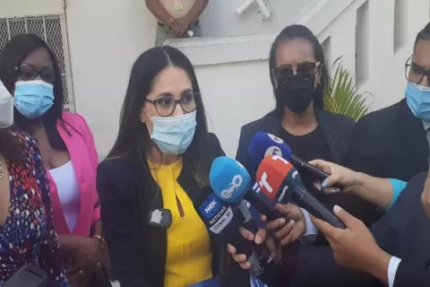 Zulay Rodríguez entrega pruebas de investigación en los albergues ante la Procuraduría General de la Nación 