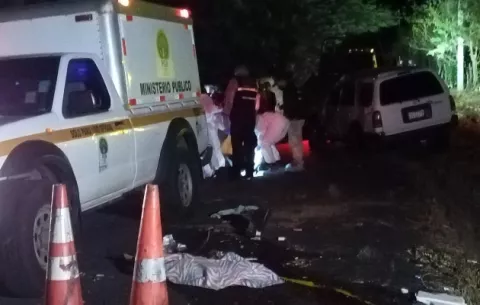 Vuelco de automóvil provoca la muerte de una mujer y deja a tres heridas