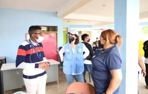 Representantes de Acnur y Onpar  visitan la población refugiada de Darién para conocer sus necesidades