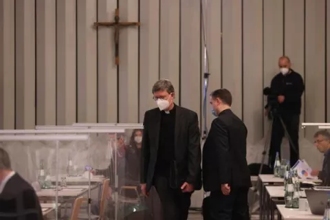 Jerarcas católicos alemanes supieron de abusos a menores y no actuaron, según un informe