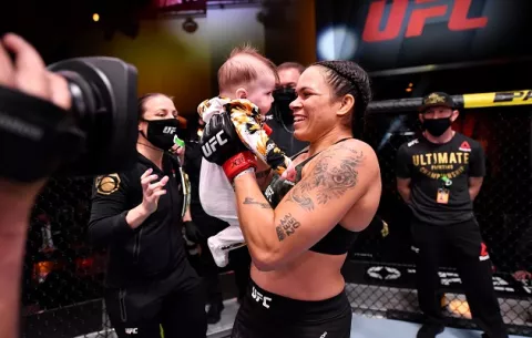 Amanda Nunes ni se despeina: Somete en el primer asalto a Megan Anderson