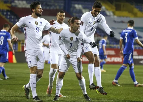 Griezmann rescata a Francia, España disipa dudas y Caparrós, héroe de Armenia