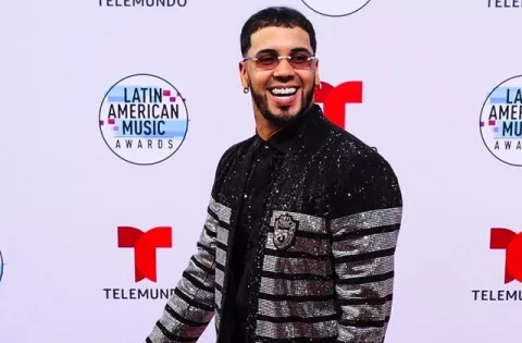 Anuel AA se convierte en objeto de burlas y memes por el tatuaje que tiene de Karol G