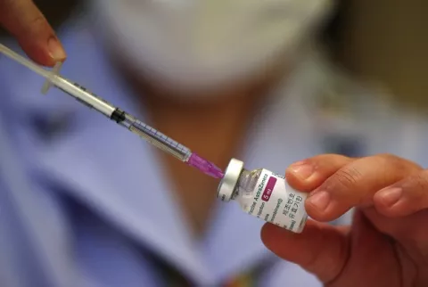 OMS: No hay que ceder al pánico, la vacunación contra la covid-19 con AstraZeneca debe seguir