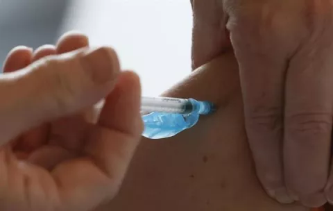 Recomiendan suspender la vacuna de AstraZeneca en Irlanda por "precaución"