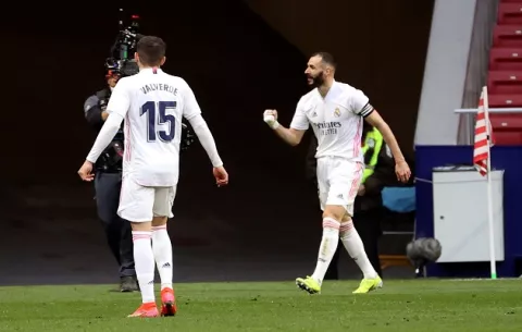 Benzema rescata al Real Madrid en el derbi y revive las aspiraciones en la Liga