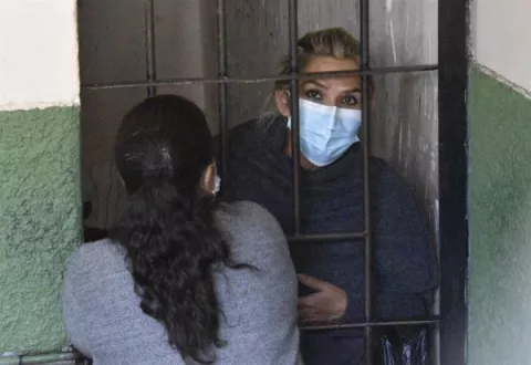 La Fiscalía boliviana solicita seis meses de detención preventiva para la expresidenta transitoria Jeanine Áñez 