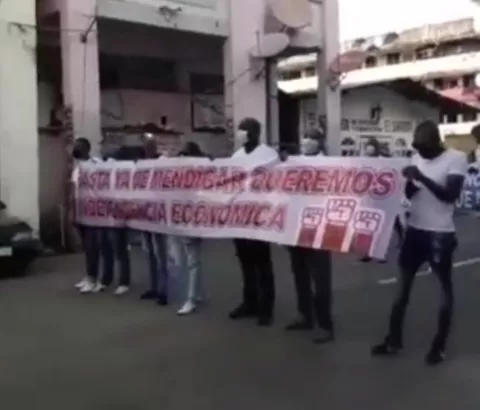 Marchan por calles de Colón, exigiendo independencia económica para la provincia 