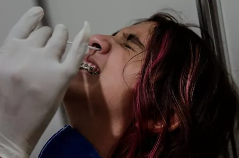 Identifican en Brasil una nueva variante de la covid-19 también más contagiosa