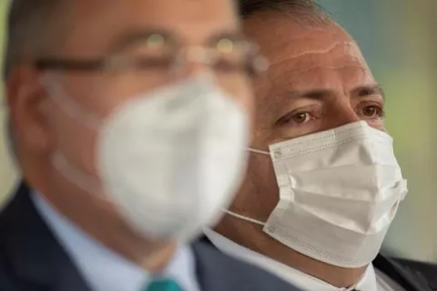 El nuevo ministro de Salud de Brasil espera para asumir y la covid-19 acelera