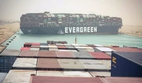 Se desconoce cuándo reiniciará operaciones el canal de Suez