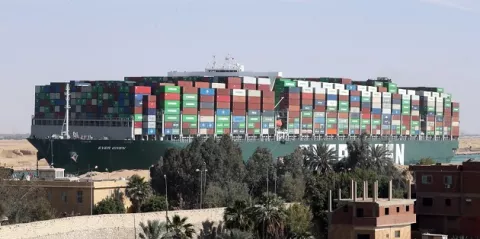 Cerca de 437 barcos esperan para cruzar el canal de Suez tras más de seis días de bloqueo