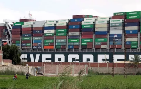 Bloqueo del Canal de Suez genera pérdidas millonarias y problemas en la cadena de suministros