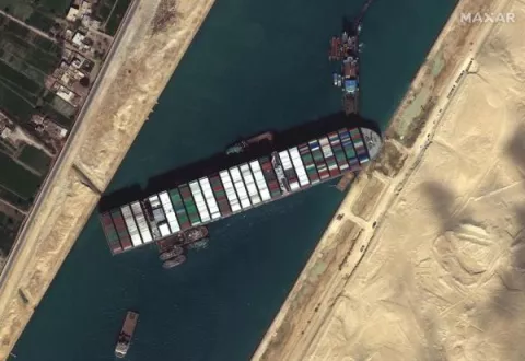 Expertos expresan su opitimismo sobre poder mover esta noche el Ever Given, encallado en el canal de Suez