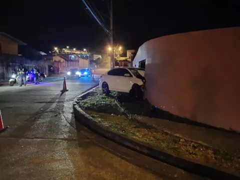Automóvil atraviesa muro de cemento tras atropellar mortalmente a una mujer en Arraiján