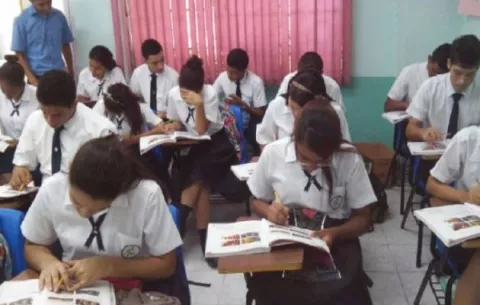 Dirigente magisterial  denuncia que al retomar clases presenciales el Minsa y el Meduca  los quieren mandar al matadero