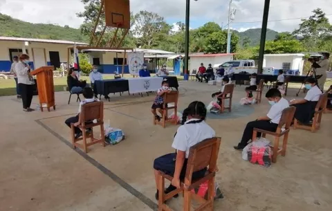 Mientras algunos padres están de acuerdo en las clases presenciales, otros grupos aún se oponen