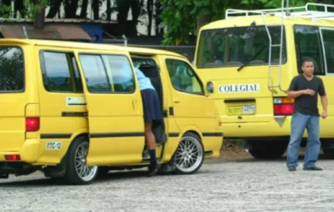 Docentes exigen que se amplíe la vacunación a conductores de colegiales, transporte público, y a padres de familia, antes de reiniciar clases presenciales