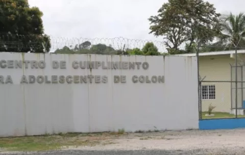 Jóvenes del centro de cumplimiento Basilio Lakas en Colón culminan estudios secundarios