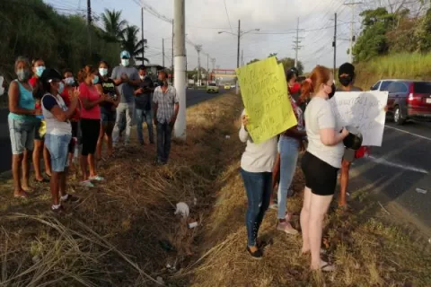 Moradores de varias comunidades de Colón se toman las calles exigiendo agua potable