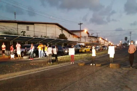 Moradores de Gold Hill en Colón cierran el área portuaria exigiendo agua potable y mejoras en las calles