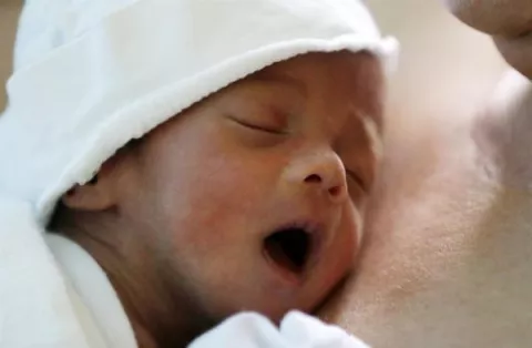 El contacto piel con piel no aumenta riesgo de contagio de covid-19 para bebés