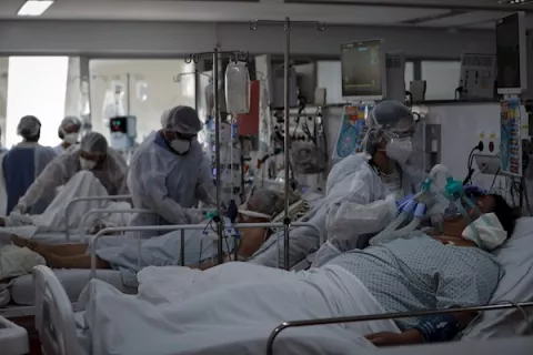 Brasil teme ahora a la falta de oxígeno y fármacos en unas UCI desbordadas