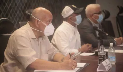 Renuncias y protestas acaloran conflicto por examen de certificación médica