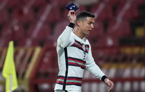 Cristiano Ronaldo se enoja y lanza al suelo el brazalete de capitán de Portugal, tras polémica jugada