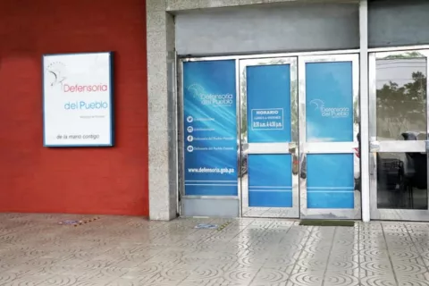 Abren investigación por caso de menor de edad amonestado por corte de cabello
