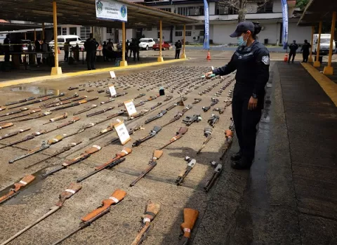 Un total de 720 armas y 5,000 municiones son destruidas por las autoridades