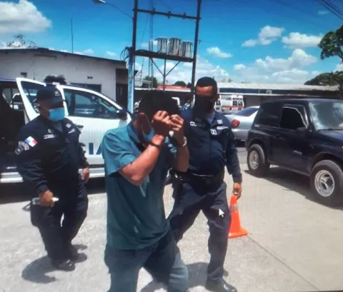 Detención provisional para padre de niño con discapacidad que fue atado a un árbol 