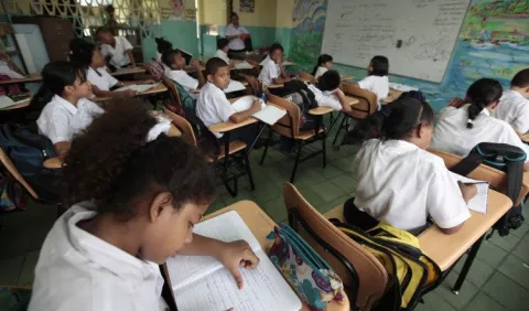 Ministra de Educación, Maruja Gorday de Villalobos, reitera que escuelas se mantienen abiertas